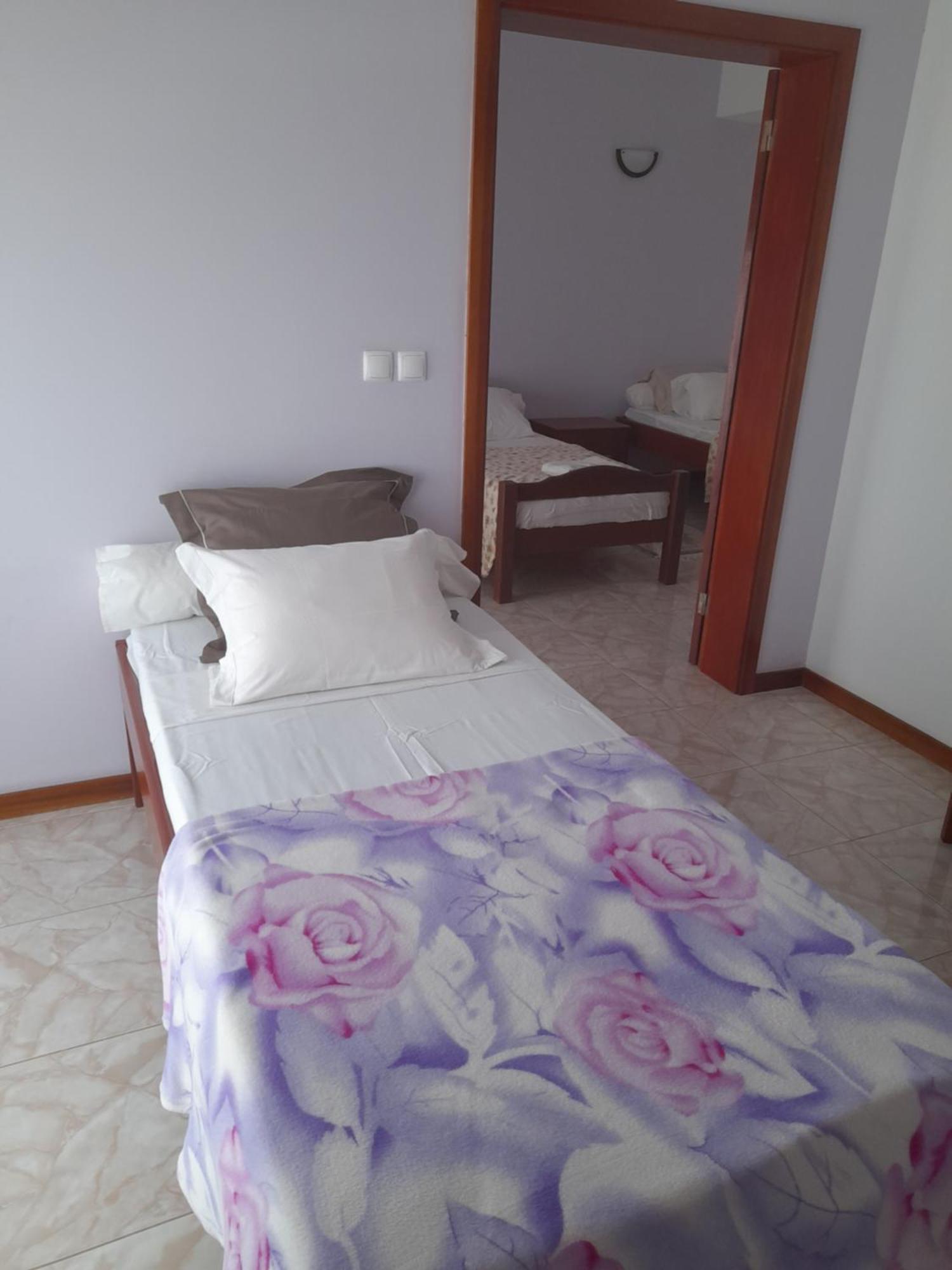 Yria Residencial Bed and Breakfast Porto Novo Rum bild